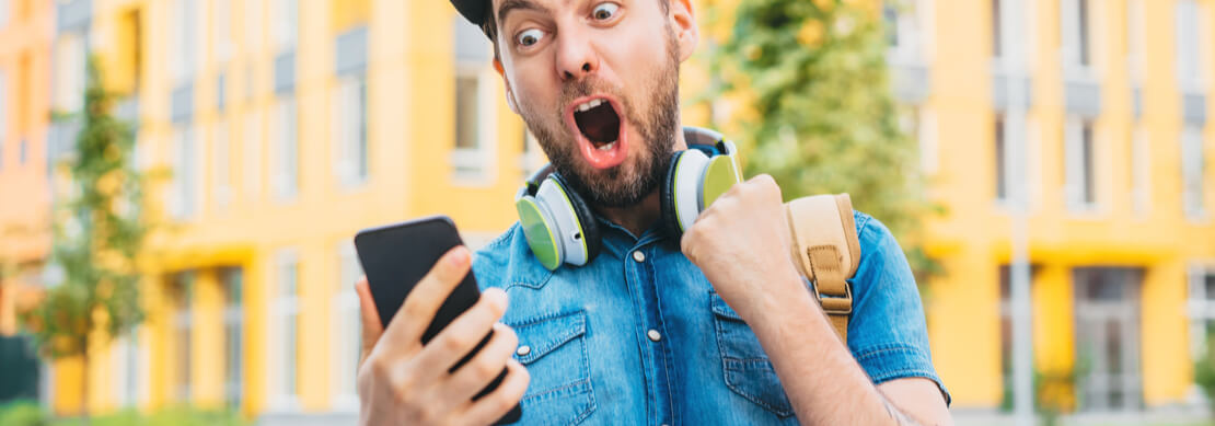 funny looking guy winning a jackpot playing at Jackpot Capital on his phone