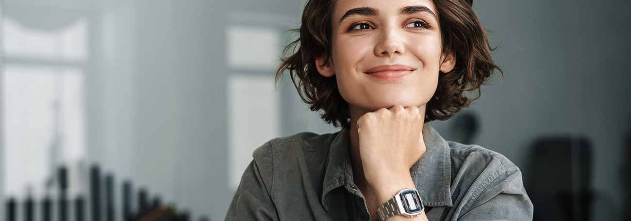 a smiling, happy attractive thirty-something woman